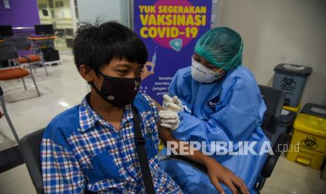 Petugas kesehatan menyuntikkan vaksin COVID-19 dari Sinovac kepada seorang anak saat pelaksanaan vaksinasi di Rumah Sakit Adam Malik, Kota Medan, Sumatera Utara, Selasa (2/11/2021). Badan Pengawas Obat dan Makanan (BPOM) resmi memberikan izin penggunaan darurat atau Emergency Use Authorization (EUA) vaksin Coronavac dari Sinovac dan vaksin dari Bio Farma untuk vaksinasi kepada anak usia 6 -11 tahun.