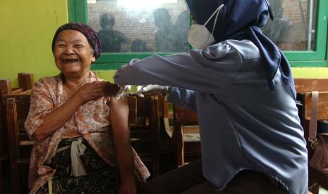 Petugas kesehatan menyuntikkan vaksin COVID-19 kepada nenek bernama Tarmi di rumahnya Kelurahan Kalinyamat Wetan, Tegal, Jawa Tengah, Kamis (21/10/2021). Tarmi merupakan lansia tertua dengan usia 102 tahun yang mengikuti vaksinasi COVID-19 di Kota Tegal. 