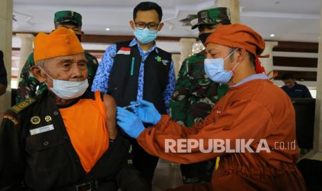 Petugas kesehatan menyuntikkan vaksin COVID-19 kepada salah satu veteran di Indramayu, Jawa Barat, Rabu (10/11/2021). Dinas Kesehatan Kabupaten Indramayu bekerja sama dengan Kodim 0616/Indramayu menggelar gebyar vaksinasi yang ditujukan bagi veteran dalam rangka Hari Pahlawan. 