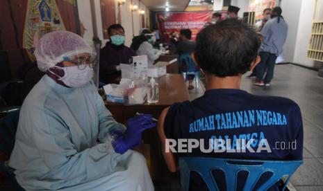 Petugas kesehatan menyuntikkan vaksin COVID-19 kepada warga binaan di Rumah Tahanan (Rutan) Kelas IIB Salatiga, Jawa Tengah, Jumat (3/9/2021). Pemberian vaksinasi COVID-19 bagi warga binaan Rutan Salatiga itu sebagai langkah percepatan vaksinasi COVID-19 untuk mengantisipasi penyebaran COVID-19 di Kota Salatiga. 