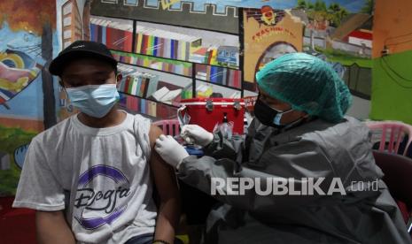 Petugas kesehatan menyuntikkan vaksin COVID-19 kepada warga di kawasan Margorukun, Surabaya, Jawa Timur, Ahad (26/9/2021). Situasi COVID-19 di Kota Surabaya, Jawa Timur, terus membaik. Diharapkan kondisi ini bisa dimanfaatkan untuk penguatan infrastruktur kesehatan dan upaya-upaya pemulihan ekonomi.