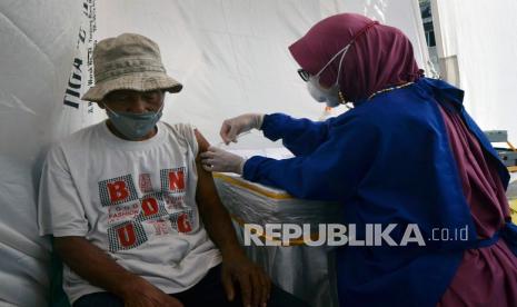 Petugas kesehatan menyuntikkan vaksin COVID-19 Sinovac kepada pedagang di Pasar Tradisional Bambu Kuning, Bandar Lampung, Lampung, Kamis (8/4/2021). Pedagang pasar di Bandar Lampung mulai mendapatkan vaksin dosis pertama guna menangkal penyebaran COVID-19 di pasar tradisional yang sering terjadi kerumunan saat bertransaksi. 