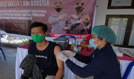 Petugas kesehatan menyuntikkan vaksin dosis ketiga kepada seorang wisatawan saat vaksinasi booster di kawasan objek wisata Tanah Lot, Tabanan, Bali, Rabu (4/5/2022). Menteri Koordinator Bidang Perekonomian Airlangga Hartarto mengatakan realisasi penyerapan anggaran program Pemulihan Ekonomi Nasional (PEN) hingga saat ini sebanyak Rp 70,37 triliun.