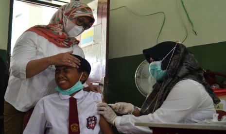 Petugas kesehatan menyuntikkan vaksin kepada siswa Sekolah Dasar (SD) Negeri X Jatiasih di Bekasi, Jawa Barat, Selasa (16/11/2021). Pemberian vaksinasi Difteri Tetanus (DT) dan Tetanus Difteri (TD) kepada siswa tersebut untuk meningkatkan, penguatan, serta kekebalan imun tubuh anak terhadap penyakit.