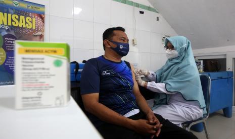 Kelangkaan Vaksin Meningitis Membuat Perjalanan Umroh Terhambat. Foto:   Petugas kesehatan Puskesmas Kopelma memberikan vaksin meningitis untuk para calon jemaah haji di Darussalam, Banda Aceh, Aceh, Selasa (10/5/2022). Kementerian Agama mulai menyiapkan berkas, pemeriksaan kesehatan dan melakukan vaksinasi meningitis terhadap 100.051 calon jemaah yang terdiri dari 92.825 calon jemaah haji regular, 7.226 jemaah haji khusus serta 1.901 petugas.