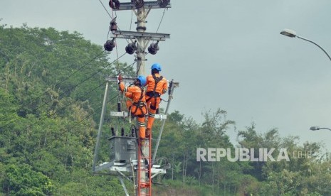 Petugas ketenagalistrikan melakukan aktivitas perbaikan jaringan dan penerangan di exit tol Ungaran, Kabupaten Semarang, Selasa (5/6). Pekerjaan ini menjadi bagian dari penyiapan infrastruktur pendukung dalam menyambut arus mudik 2018 di ruas tol tersebut.