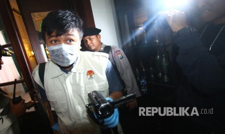 The team of KPK investigators searched a number of rooms at the Malang City Hall, including the offices of the mayor, the vice mayor, and three assistants to the city secretary, on Wednesday (August 9).