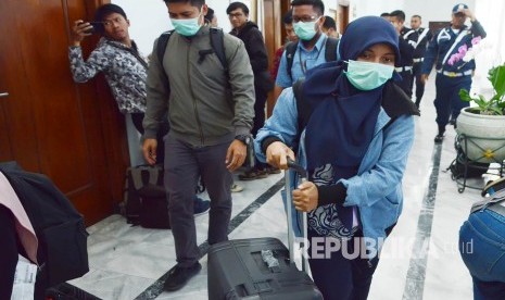 Petugas Komisi Pemberantasan Korupsi (KPK) keluar dari Gedung Sate, Kota Bandung, usai melakukan pemeriksaan ruang kerja Sekda Jawa Barat non aktif Iwa Karniwa, Rabu (31/7).