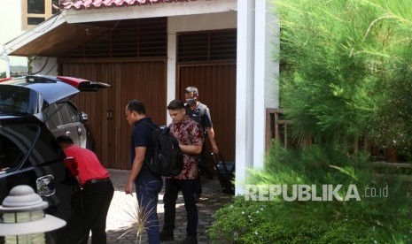 Petugas Komisi Pemberantasan Korupsi (KPK) keluar dari rumah Bupati Solok Selatan Muzni Zakaria di jalan Mataram, Padang, Sumatera Barat, Kamis (25/4/2019).