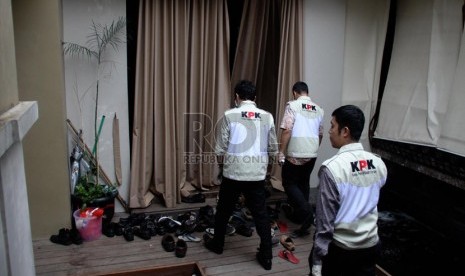  Petugas Komisi Pemberantasan Korupsi saat menggeledah rumah mantan Ketua Umum Partai Demokrat, Anas Urbaningrum di Jakarta, Selasa (12/11).  (Republika/Yasin Habibi)