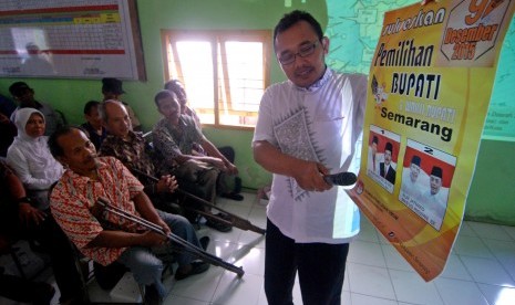 Petugas Komisi Pemilihan Umum (KPU) mensosialisasikan Pemilihan Umum Kepala Daerah (Pilkada) kepada warga penyandang disabilitas atau difabel (ilustrasi)