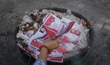 Surat suara rusak dibakar (ilustrasi). KPU Jakarta memusnahkan ratusan surat suara rusak. Jenis kerusakan surat suara bervariatif, dari salah cetak, robek, hingga tinta luber.