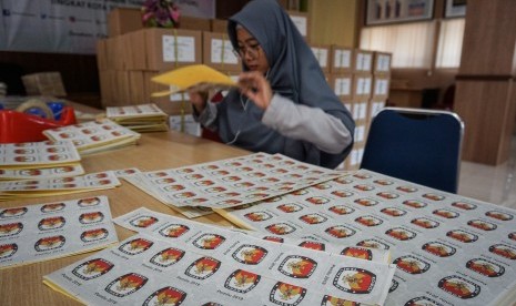 Petugas Komisi Pemilihan Umum (KPU) melipat segel sampul surat suara untuk persiapan logistik Pemilu 2019 di kantor KPU Solo, Jawa Tengah, Kamis (14/2/2019).