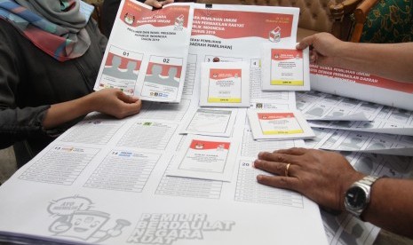 Petugas Komisi Pemilihan Umum (KPU) memperlihatkan contoh surat suara Pemilu 2019 (Ilustrasi)