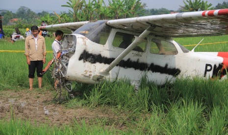 Petugas Komite Nasional Keselamatan Transportasi (KNKT) mengidentifikasi bangkai pesawat Cessna yang jatuh di areal persawahan desa Banjar Wangunan, Mundu, Cirebon, Jawa Barat, Rabu (31/8). 