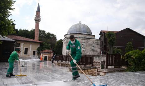 Petugas kotamadya melakukan pekerjaan desinfeksi di Masjid Merkezefendi di distrik Zeytinburnu sebelum salat Jumat 29 Mei, di Istanbul, Turki pada 28 Mei 2020. Masjid-masjid di Turki ditutup akibat pandemi Covid-19, sedang dibuka kembali untuk salat Jumat pada 29 Mei 2020. (?slam Yakut - Anadolu Agency)