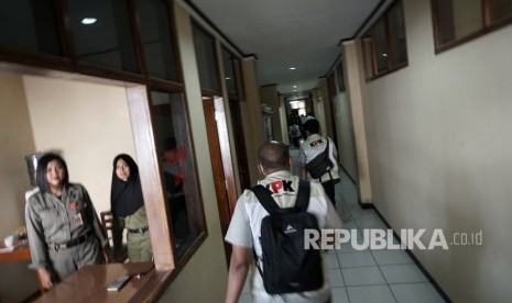 Petugas KPK melanjutkan proses penggeledahan ke ruang kerja bupati, usai menggeledah rumah dinas Bupati Purbalingga, di komplek Kantor Bupati Purbalingga, Jawa Tengah, Rabu (6/6).