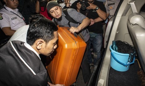 Petugas KPK memasukan koper ke dalam mobil seusai melakukan penggeledahan ruang kerja Menteri Perdagangan, Enggartiasto Lukita, di Gedung Utama Kementerian Perdagangan, Jakarta, Senin (29/4/2019).