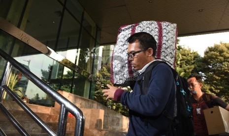 Petugas KPK membawa barang bukti dari operasi tangkap tangan (ott) di Gedung KPK, Jakarta, Sabtu (20/6).(ANTARA FOTO/Hafidz Mubarak)