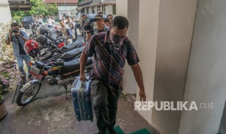 Petugas KPK membawa koper saat akan melakukan penggeledahan di ruang Kepala Bagian Layanan Pengadaan Setda Kabupaten Purbalingga, di lantai dua Kompleks Kantor Bupati Purbalingga, Jateng, Rabu (6/6). 