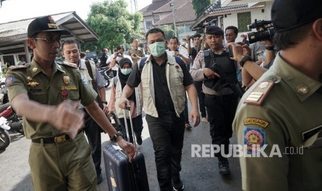 Petugas KPK membawa sejumlah tas koper berisi barang bukti hasil penggeledahan yang dilakukan di rumah dinas bupati, di komplek Kantor Bupati Purbalingga, Jawa Tengah, Rabu (6/6).