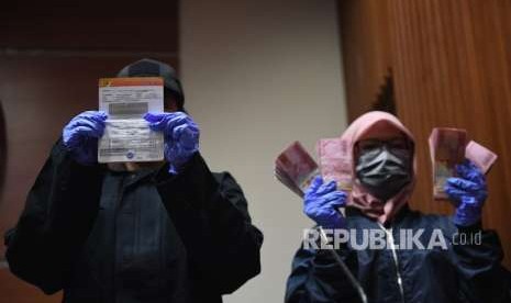 Petugas KPK menunjukkan barang bukti yang diamankan dalam operasi tangkap tangan (OTT) Ambon dalam konferensi pers di Jakarta, Kamis (4/10).