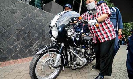 Petugas KPK menuntun motor gede merk klasik merk BMW yang disita dari kediaman Rudi Rubiandini di Gedung KPK, Jakarta, Rabu (14/8). Foto: Wihdan Hidayat/Republika