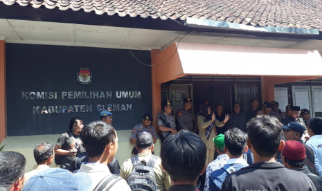 Petugas KPPS Geruduk KPU Sleman Tuntut Honor