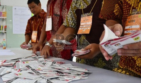  Petugas KPPS melakukan penghitungan suara di TPS 26 Perumahan Puri Citayam Permai, Bojonggede, Kabupaten Bogor, Ahad (8/9).  (Republika/Musiron)