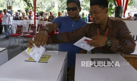 Petugas KPPS membantu pemilih penyandang tunanetra menggunakan hak suaranya. ilustrasi. 