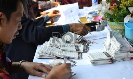   Petugas KPPS mendata suara untuk pemilihan Bupati Bogor di TPS 26 Perumahan Puri Citayam Permai, Bojonggede, Kabupaten Bogor, Ahad (8/9).  (Republika/Musiron)