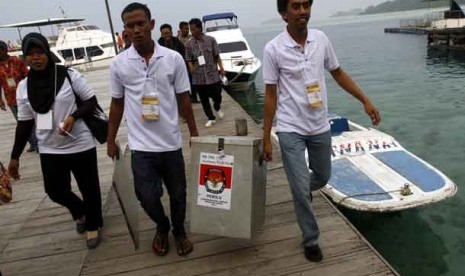 Petugas KPPS mengangkat kotak suara di Kawasan Kepulauan Seribu, Jakarta, Kamis (11/7).