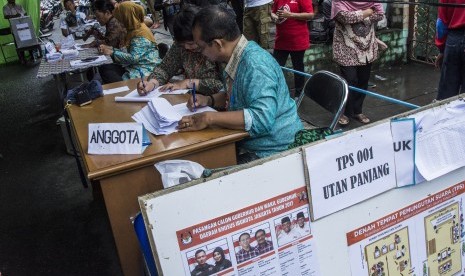 Petugas KPPS mengecek Daftar Pemilih Tetap (DPT) saat pemilihan ulang Pilkada DKI Jakarta di TPS 01 Utan Panjang, Kemayoran, Jakarta, Minggu (19/2). 