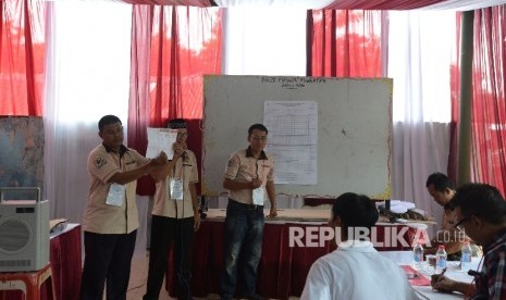 Petugas KPPS menghitung surat suara di TPS 29 Kelurahan Kalibata, Kecamatan Pancoran, yang melakukan Pemungutan Suara Ulang (PSU), Jakarta, Ahad (19/2).