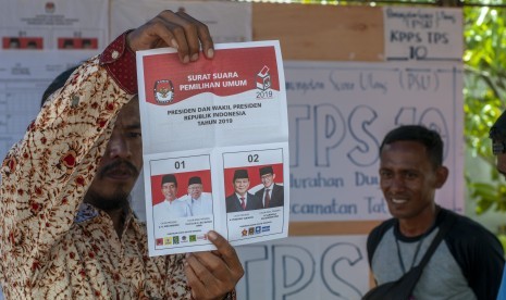 Petugas KPPS menunjukkan kertas suara kepada saksi pada perhitungan hasil Pemungutan Suara Ulang (PSU) di TPS 10 Kelurahan Duyu, Palu, Sulawesi Tengah, Sabtu (27/4/2019). 