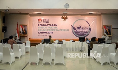  Petugas KPU berkativitas di ruangan Pendaftaran Parta Politik Calon Peserta Pemilu 2019 di Kantor KPU Pusat, Jakarta, Jumat (6/10). 