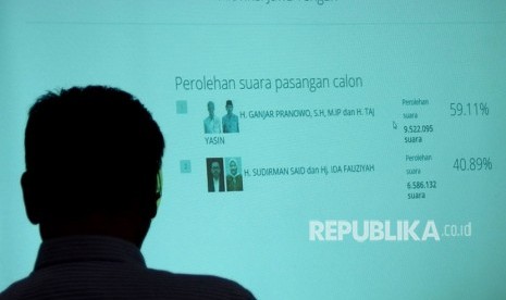 Petugas KPU Jateng mengamati hasil penghitungan suara real count sementara menggunakan Sistem Informasi Penghitungan Suara (Situng) dalam Pilgub Jateng, di Semarang, Jawa Tengah, Kamis (28/6). 