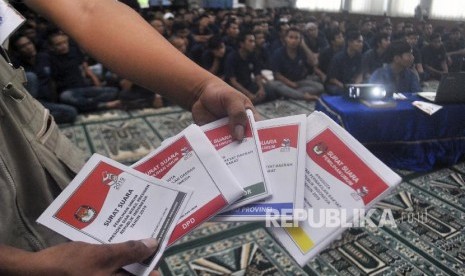 Petugas KPU Kota Bogor menunjukkan contoh lima surat suara kepada warga binaan saat sosialisasi Pemilu 2019 di Lembaga Pemasyarakatan (Lapas) Kelas 2A Paledang, Kota Bogor, Jawa Barat