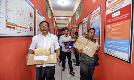 Petugas KPU membawa logistik Pemungutan Suara Ulang (PSU) Pemilu 2019 untuk didistribusikan ke KPU kabupaten/kota wilayah NTB di kantor KPU Provinsi NTB di Mataram, Kamis (25/4). 