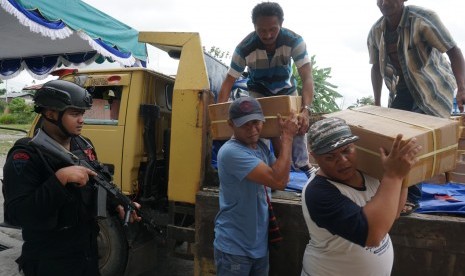 Petugas KPU mengangkut logistik Pilkada ke gedung Eme Neme Yauware, Timika, Papua, Sabtu (23/6). 