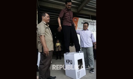 Petugas KPU menguji kekuatan kotak suara yang terbuat dari kardus pada sosialisasi logistik pemilu KPU Kabupaten Banyumas di Purwokerto, Banyumas, Jateng, Rabu (19/12/2018).