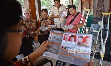 Petugas KPU mensosialisasikan Pemilihan Kepala Daerah (Pilkada) Jawa Tengah 2018 kepada sejumlah warga penyandang disabilitas di Ungaran, Kabupaten Semarang, Selasa (15/5).