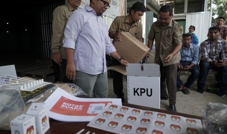 Petugas KPU menunjukan mekanisme pemasangan kotak suara yang terbuat dari kardus pada sosialisasi logistik pemilu KPU Kabupaten Banyumas di Purwokerto, Banyumas, Jateng, Rabu (19/12/2018).