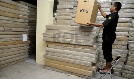 Petugas KPU merapikan logistik pemilu berupa kotak suara dan bilik suara berbahan kardus di KPU Kota Administrasi Jakarta Selatan, Jakarta, Rabu (15/1).   (Republika/Prayogi)