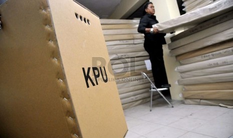 Petugas KPU merapikan logistik pemilu berupa kotak suara dan bilik suara berbahan kardus di KPU Kota Administrasi Jakarta Selatan, Jakarta, Rabu (15/1).   (Republika/Prayogi)