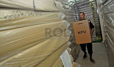 Petugas KPU merapikan logistik pemilu berupa kotak suara dan bilik suara berbahan kardus di KPU Kota Administrasi Jakarta Selatan, Jakarta, Rabu (15/1).   (Republika/Prayogi)