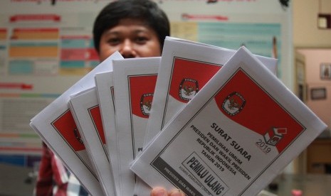 Petugas KPU Tangerang Selatan menunjukan surat suara Pilpres untuk pelaksanaan Pemungutan Suara Ulang (PSU) Pemilu 2019 di Kantor KPU Tangerang Selatan, Serpong, Tangerang Selatan, Banten, Selasa (23/4/2019).