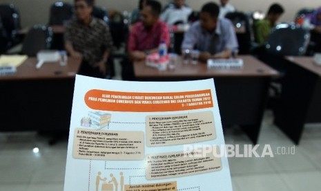 Petugas KPUD DKI Jakarta beraktivitas di ruang pendaftaran bakal calon perseorangan gubernur dan wakil gubernur di kantor KPUD DKI Jakarta, Jumat (5/8)