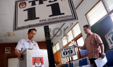  Petugas KPUD DKI Jakarta dan petugas pemungutan suara mengecek logistik Pilkada DKI Jakarta di Kantor Kelurahan Gondangdia, Menteng, Jakarta Pusat, Selasa (18/9).    (Aditya Pradana Putra/Republika)