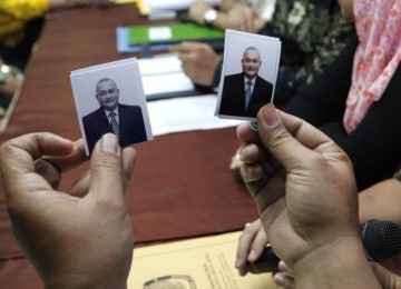 Petugas KPUD Jakarta memperlihatkan salah satu syarat pendaftaran, yaitu foto Bakal Calon Gurbernur Alex Noerdin. Jakarta, Ahad (18/3). (Republika/Adhi Wicaksono)